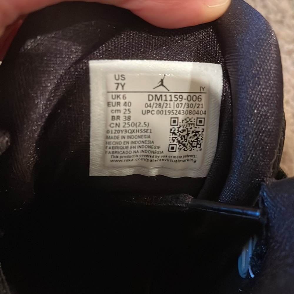 Jordan Retro 6 - Size- 7Y but also can fit like a Women’s size: 9 - Picture 5 of 5